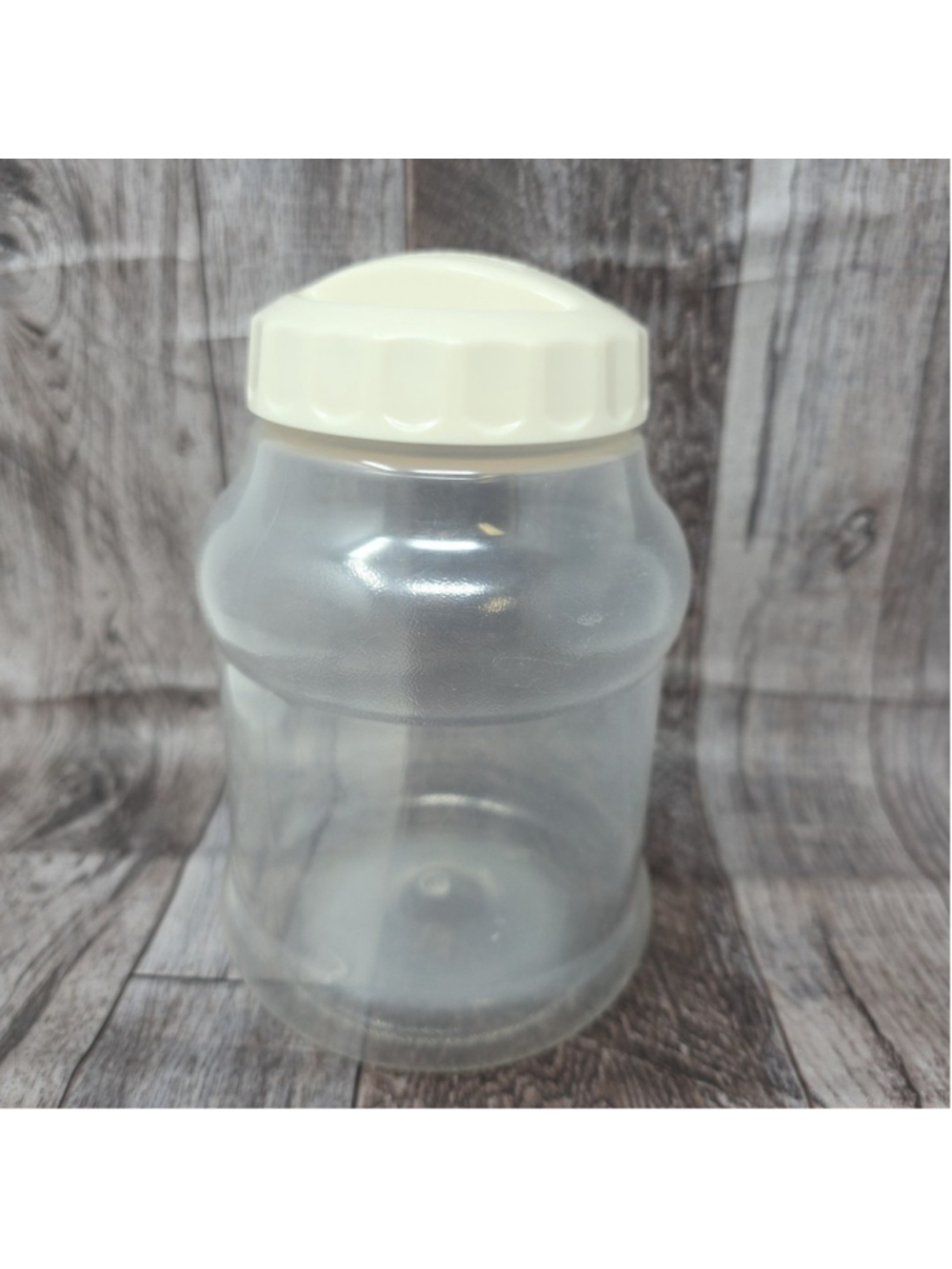Rubbermaid Servin Saver 1.5 Qt Container with Screw On Lid VTG Almond Clear
